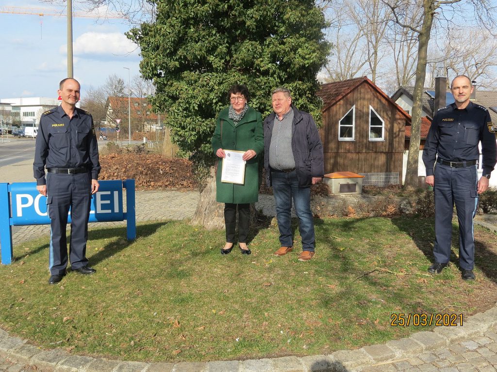 v.l.n.r. Dienststellenleiter, Polizeidirektor Michael Danninger, Frau Maria Theresia Müller, welche ein Belobigungsschreiben erhielt, ihr Lebensgefährten Herr Siegfried Peichl und Erster Polizeihauptkommissar Jörg Degenkolb Das Foto: POK Stefan Pröll/Polizei Neumarkt