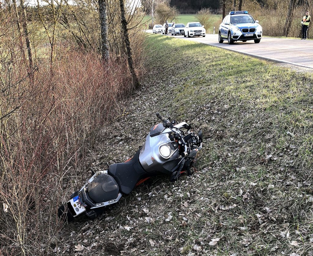 Der Fahrer wurde schwer verletzt und das Motorrad total beschädigt Foto: Polizei Amberg