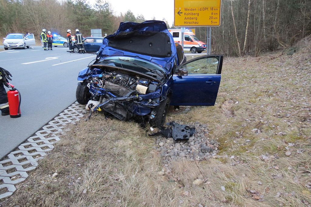 Zwei schwerverletzte Personen und zweimal Totalschaden forderte der Unfall in Hirschau Foto: Polizei Amberg