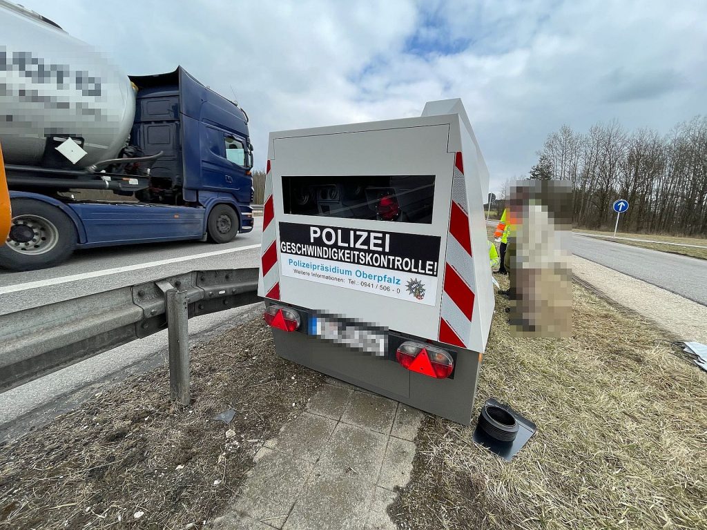 Enforcement-Trailer Foto: Verkehrspolizei Amberg