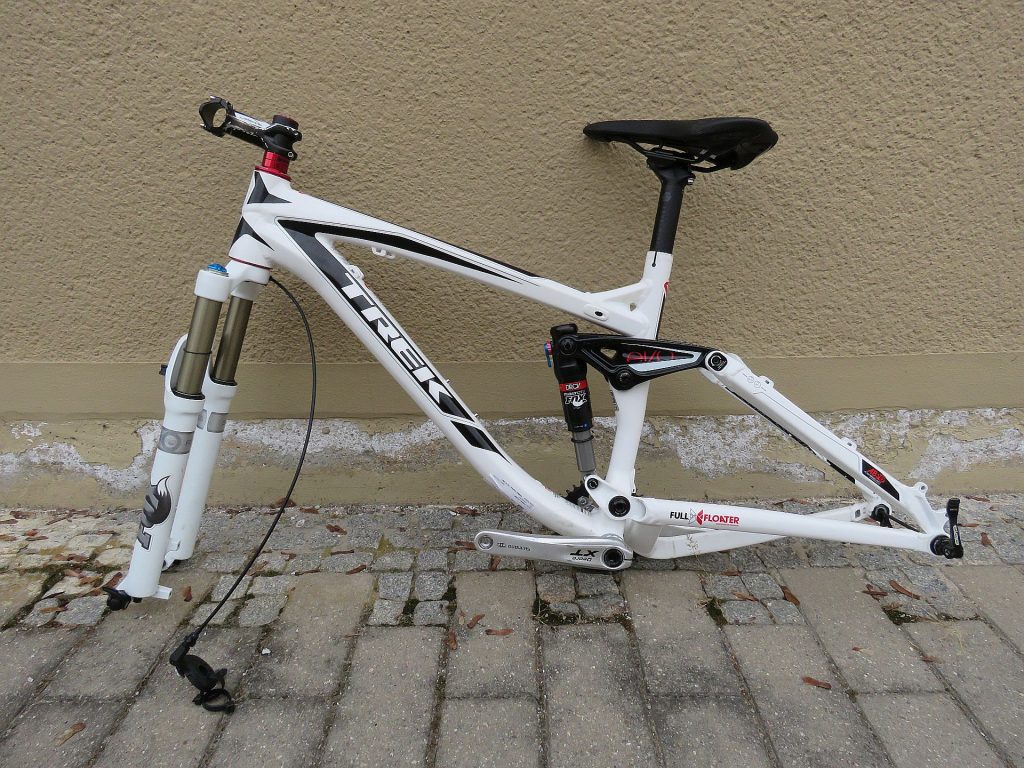Die Schwandorfer Polizei sucht nach dem rechtmäßigen Eigentümer des Fahrradrahmens Foto: Polizei