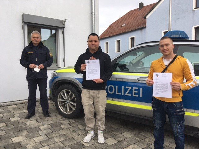 Der Dienststellenleiter der Polizeiinspektion Eschenbach, Werner Stopfer (li.) freute sich das beispielhafte Verhalten von Bingwei Zhou (mi.) und Gabor Willner (re.) würdigen zu dürfen.