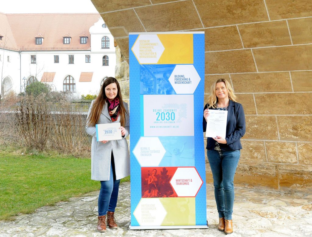 Regionalmanagerin Katharina Schenk und Nicole Graf von der Geschäftsstelle Leitbild freuen sich auf viele Einreichungen und stehen bei der Antragstellung im Rahmen der „Förderrichtlinie Leitbild“ beratend zur Seite (v. l.). Foto: Martina Beierl