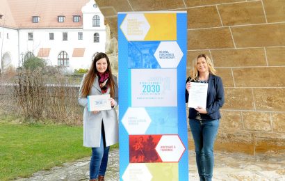 Regionalmanagerin Katharina Schenk und Nicole Graf von der Geschäftsstelle Leitbild freuen sich auf viele Einreichungen und stehen bei der Antragstellung im Rahmen der „Förderrichtlinie Leitbild“ beratend zur Seite (v. l.). Foto: Martina Beierl