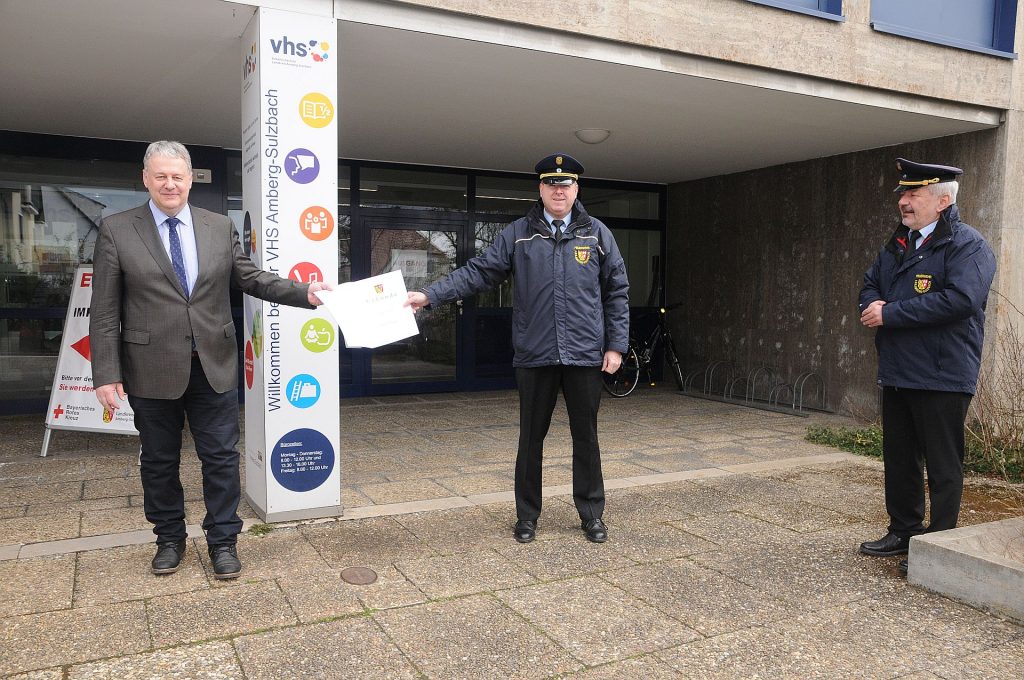 Landrat Richard Reisinger (links) übergab Kreisbrandinspektor Martin Schmidt die offizielle Ernennungsurkunde zum Örtlichen Einsatzleiter. Kreisbrandrat Fredi Weiß (rechts) gratulierte ebenfalls Foto: Landratsamt Amberg-Sulzbach