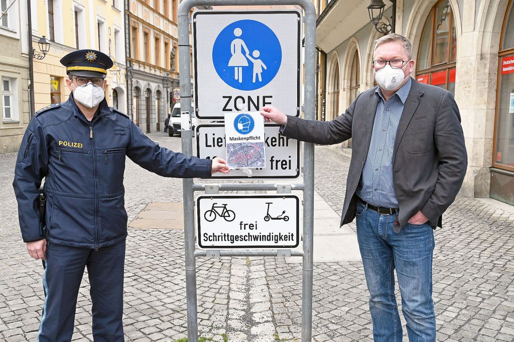 Oberbürgermeister Michael Cerny (rechts) und der Leiter der Polizeiinspektion Amberg Thomas Lachner appellieren an die Bürgerinnen und Bürger, die seit 27. Februar in der Amberger Innenstadt geltende Maskenpflicht einzuhalten Foto:Susanne Schwab, Stadt Amberg