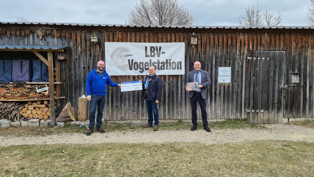 Foto: D. Horsch | v.l.n.r.: Christoph Bauer, Leiter der Vogel- und Umweltstation Regenstauf, Fotograf und Autor John Mihopulos sowie Verlagsleiter Josef Roidl