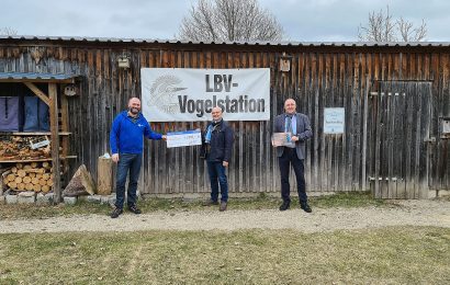 Fotograf John Mihopulos übergibt Scheck an den Leiter der Vogel- und Umweltstation Regenstauf