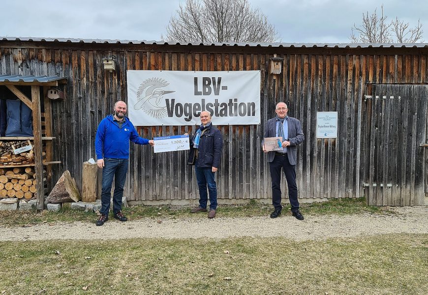 Fotograf John Mihopulos übergibt Scheck an den Leiter der Vogel- und Umweltstation Regenstauf