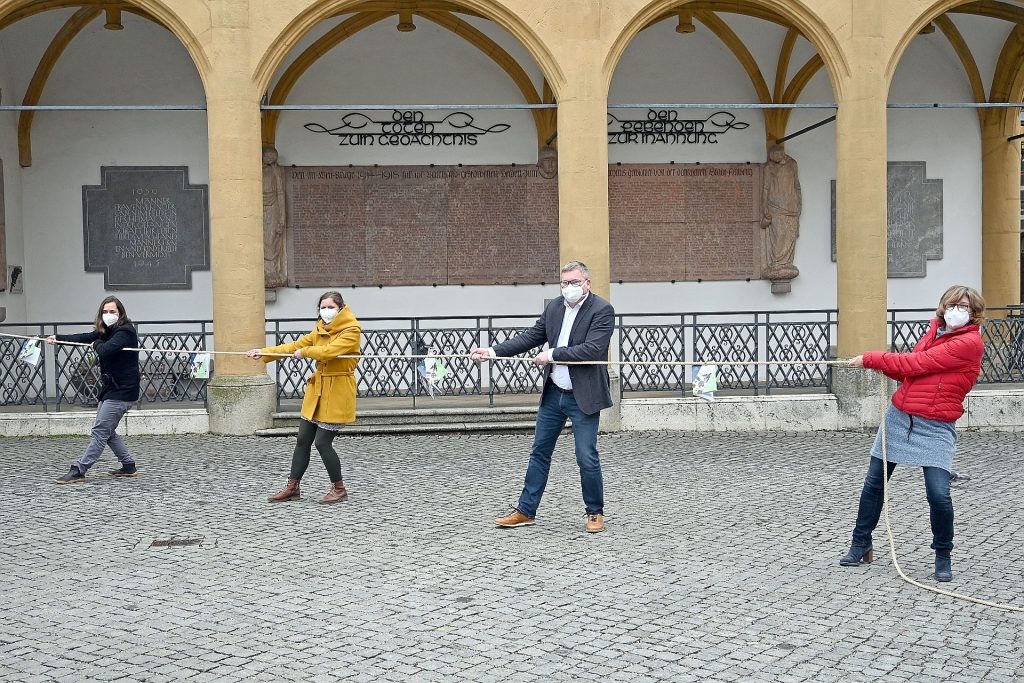 Nicht nur auf dem Foto ziehen Heike von Eyb, Corinna Loewert, Oberbürgermeister Michael Cerny und Bärbel Neumüller (v.l.n.r.) an einem Strang. Auch in punkto Nachhaltigkeit verfolgen sie gemeinsam ein Ziel, dessen Eckpunkte in einer neuen Nachhaltigkeitsfibel zusammengefasst sind Foto: Susanne Schwab, Stadt Amberg