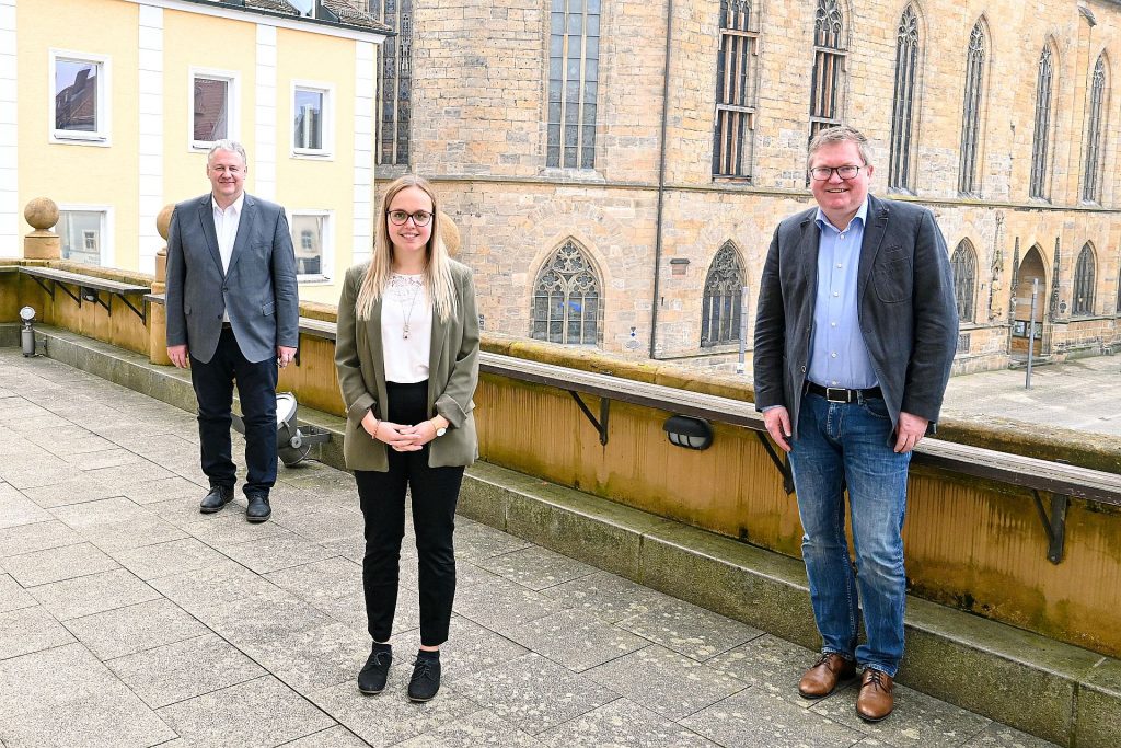 Die neue Geschäftsführerin des ZNAS, Christina Drick, bekam Starthilfe von Landrat Richard Reisinger (links) und OB Michal Cerny Foto: Simon Wiesner, Stadt Amberg