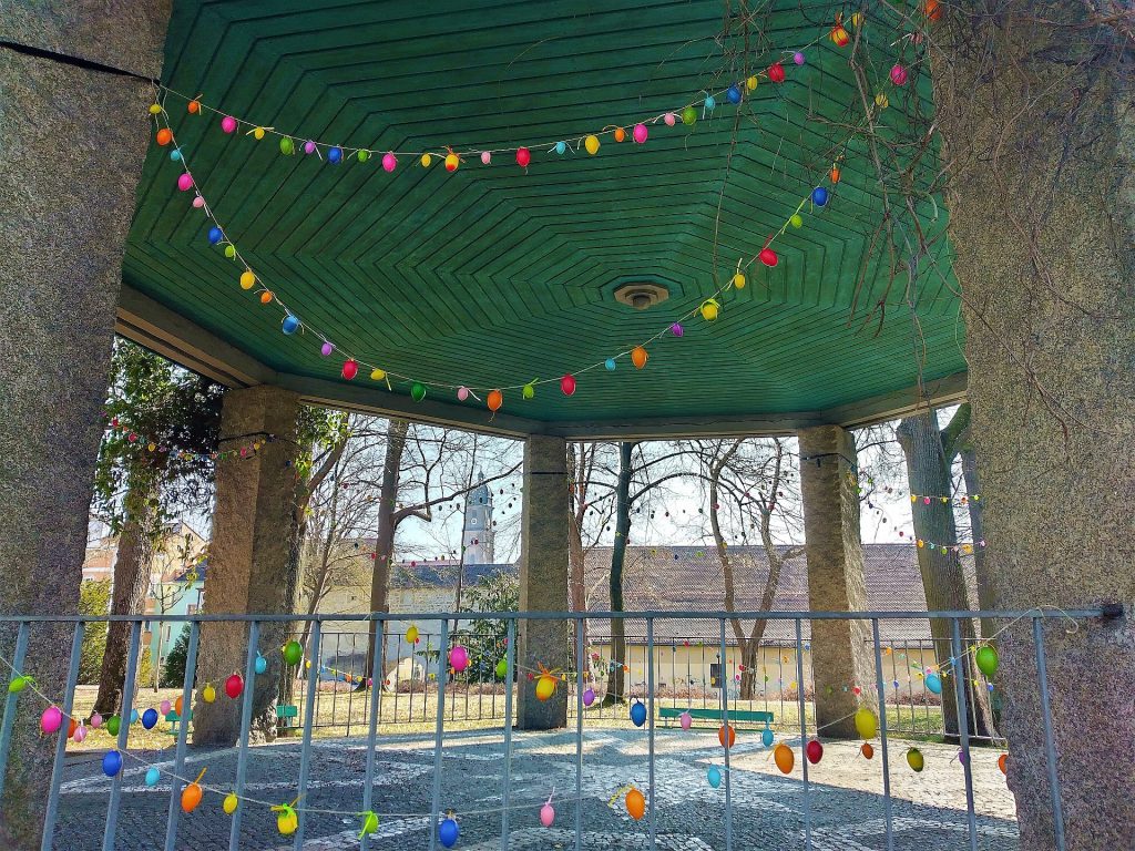 Fast tausend bunte Ostereier im englischen Garten in Amberg Quelle: Stadtmarketin Amberg e.V.