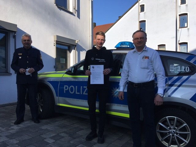 Von links nach rechts: EPHK Stopfer (Dienststellenleiter), Johannes und gerhard Pappenberger (Bild: Polizei);
