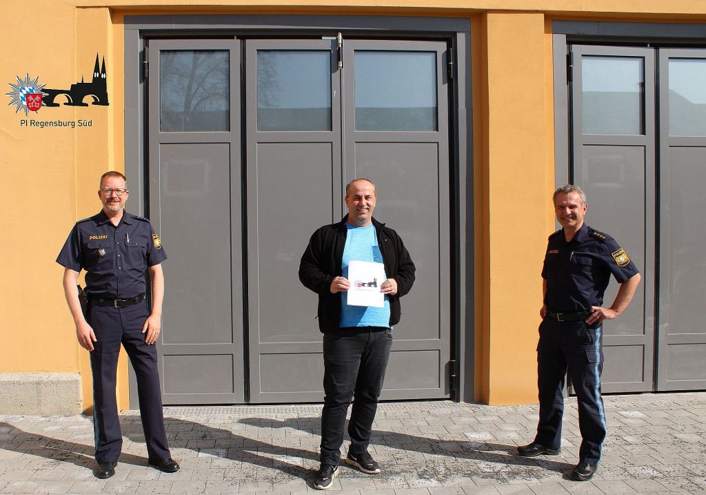 Von links nach rechts: PHM Markus Reitmeier, Herr Elvedin Bajramovic, LPD Gerhard Roider Foto: Feldmeier, PI Regensburg Süd