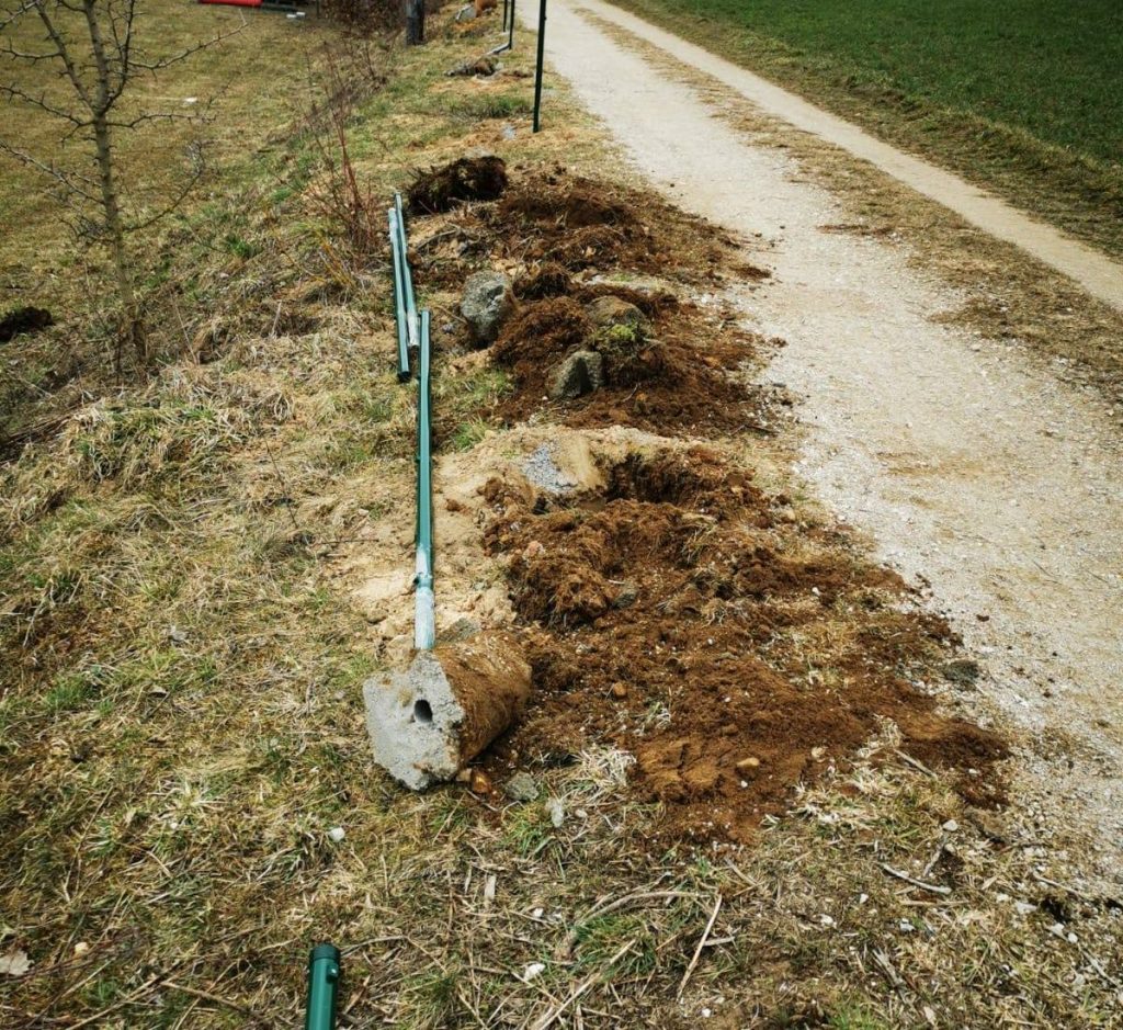 Mehrere Zaunpfosten wurden mutwillig umgeknickt Foto: Red Devils, Kümmersbruck