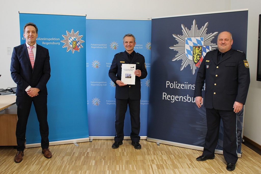 von links nach rechts: Leitender Kriminaldirektor Harald Wiesenberger, Leitender Polizeidirektor Gerhard Roider und Erster Polizeihauptkommissar Ludwig Stegerer
