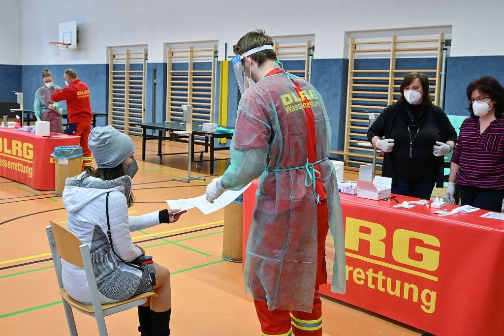 Unter der Leitung der DLRG startete die Stadt Amberg am Mittwoch mit den Mitarbeitertestungen Foto: Simon Wiesner, Stadt Amberg