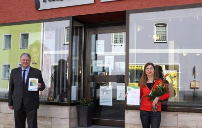 Der Frisörsalon Staisch in Hahnbach macht mit beim „Umwelt- und Klimapakt 2020“. Landrat Richard Reisinger überreichte dafür die entsprechende Urkunde an Salonchefin Carola Heindl. Foto: Corinna Heindl