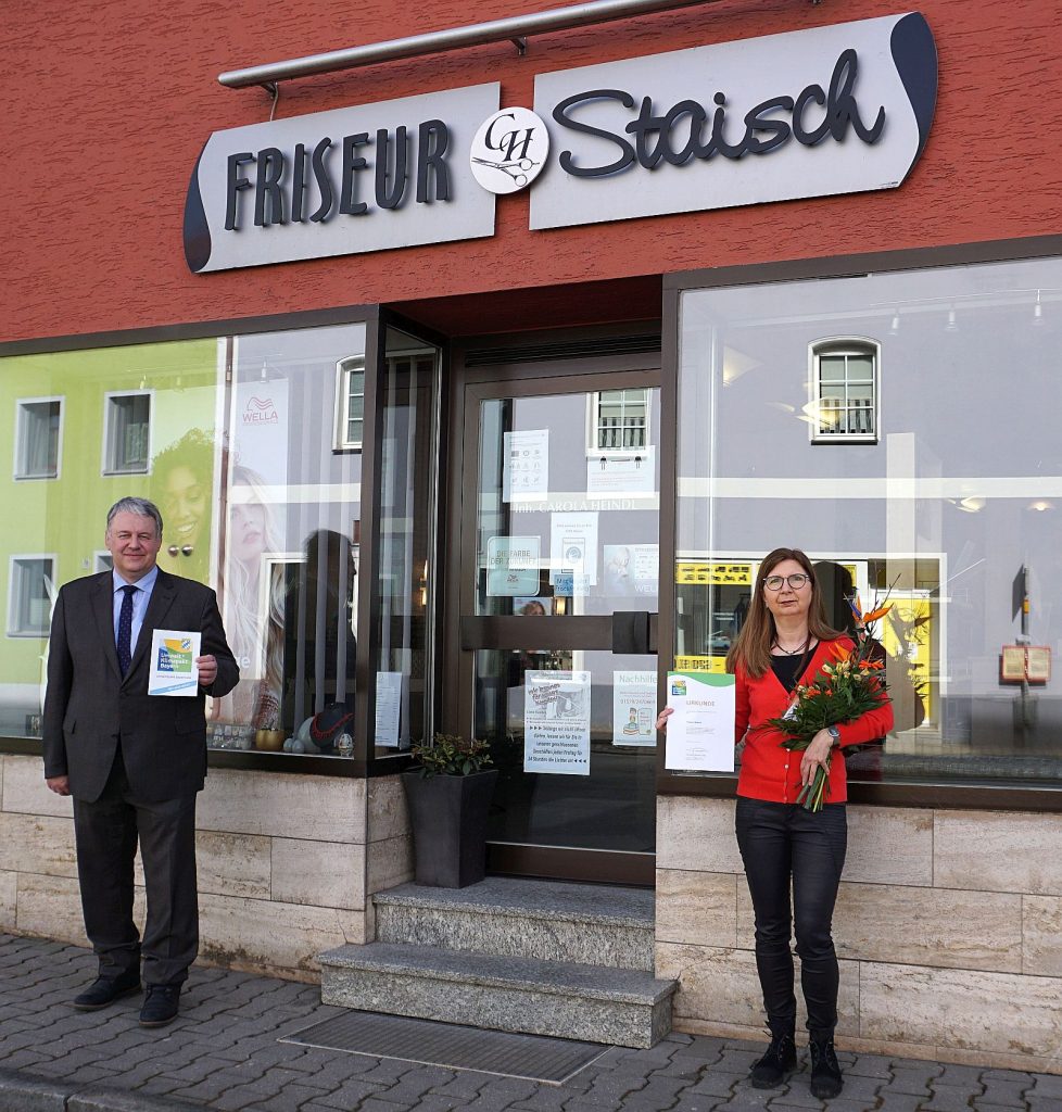 Der Frisörsalon Staisch in Hahnbach macht mit beim „Umwelt- und Klimapakt 2020“. Landrat Richard Reisinger überreichte dafür die entsprechende Urkunde an Salonchefin Carola Heindl. Foto: Corinna Heindl