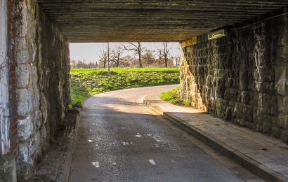 In Schwandorf Höhe des Fahrzeugs unterschätzt