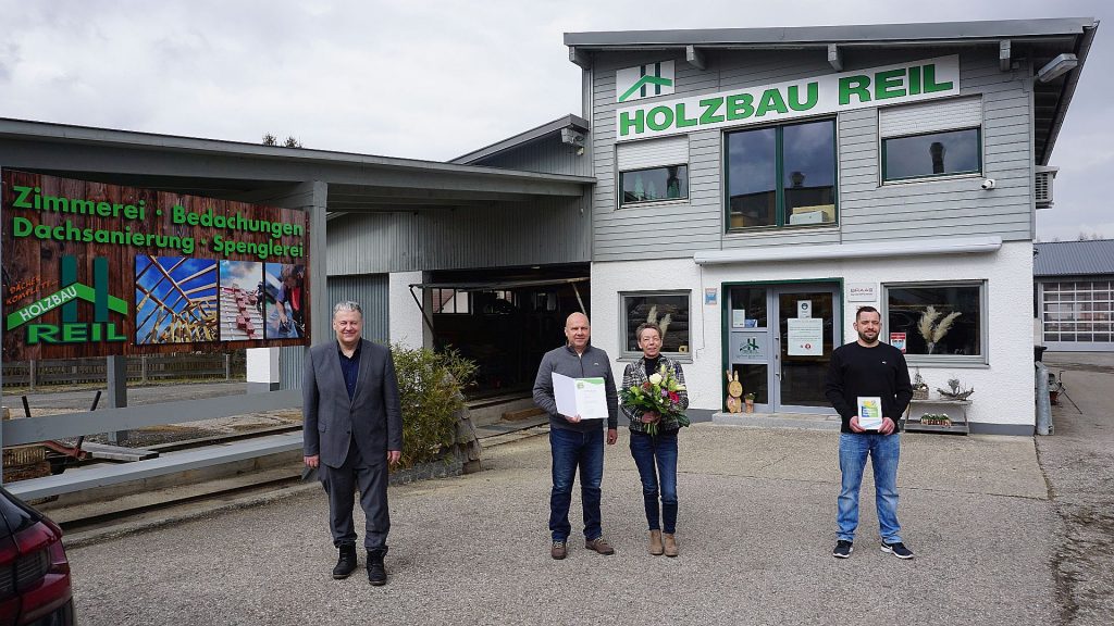 Wieder eine Firma im Amberg-Sulzbacher Land mehr, die sich amUmwelt- und Klimapakt Bayern beteiligt. Dafür überreichte Landrat Richard Reisinger (links) eine Urkunde an die Firma Holzbau Reil in Hirschau mit Christian Reil und Margit Blau-Reil sowie Sebastian Blau (rechts). Foto: Theresa Blau