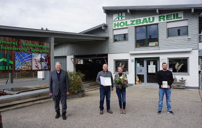 Klimaschutz im Holzbau – Landrat Richard Reisinger überreicht Urkunde an Firma Holzbau Reil in Hirschau