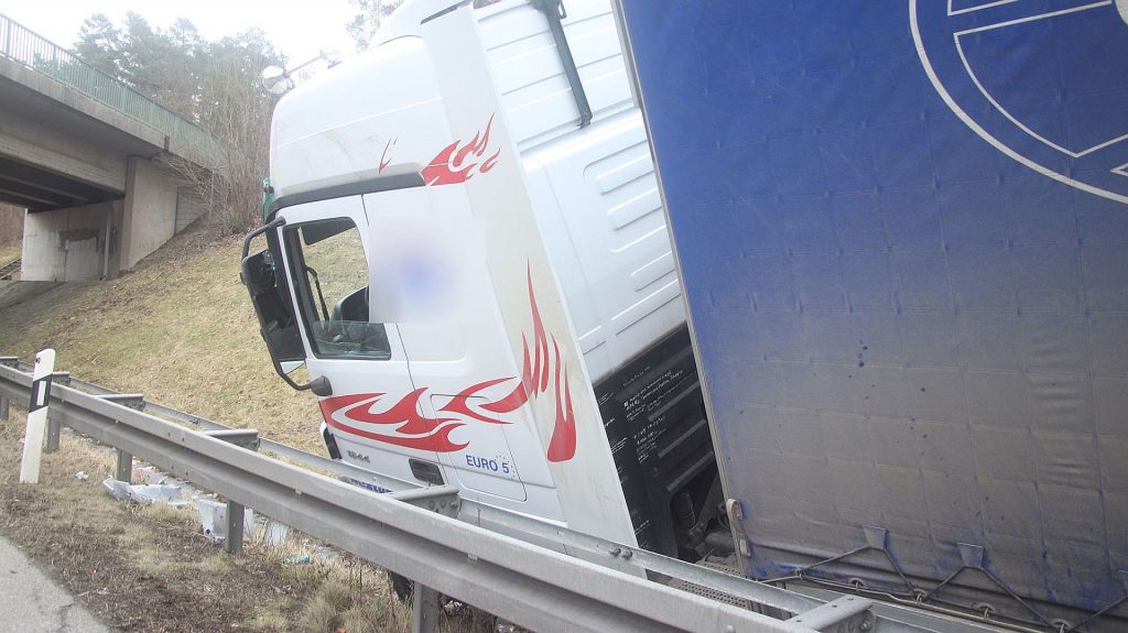 Der Sattelzug kam hinter der Leitplanke zum Stehen. Verletzt wurde niemand Foto: © Pressedienst Wagner