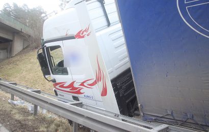 Ukrainischer Sattelzug walzt Leitplanke auf der A6 platt