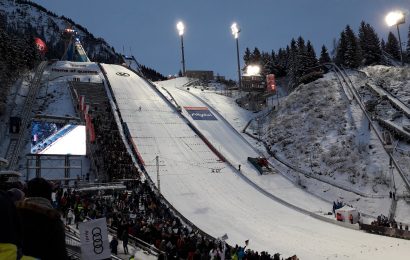 Bayerns Innen- und Sportminister Joachim Herrmann gratuliert bayerischen Polizeispitzensportlern