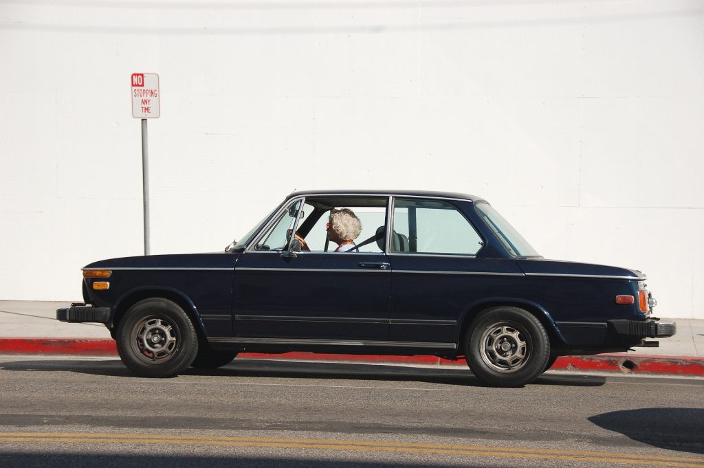 Symbolbild: Seniorin im Auto