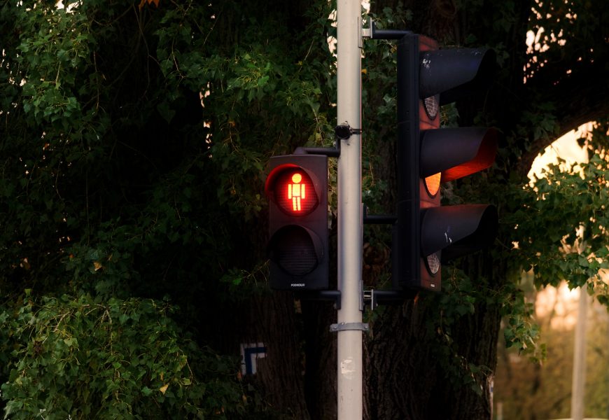 Senior fällt Ampelmasten