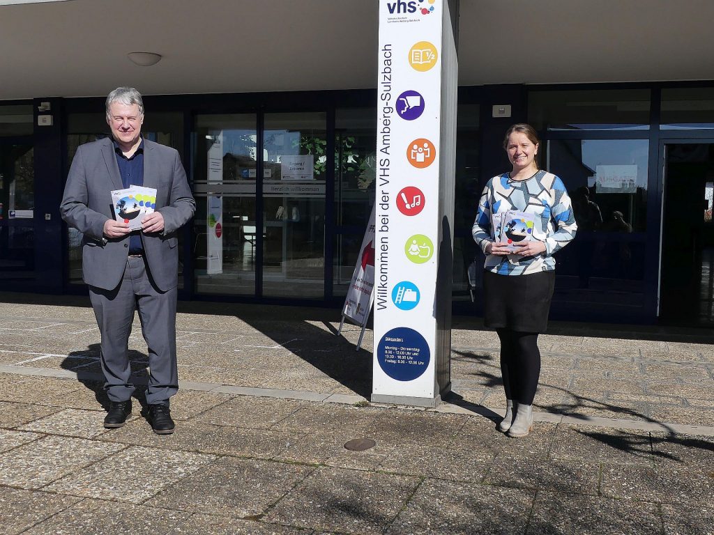 Landrat Richard Reisinger und vhs-Leiterin Julia Wolfsteiner stellten das neue vhs-Programm offiziell vor. Anmeldungen sind ab sofort möglich. Foto: Christine Hollederer