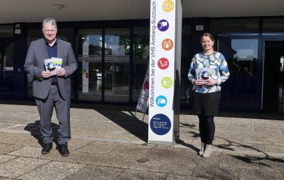 Landrat Richard Reisinger und vhs-Leiterin Julia Wolfsteiner stellten das neue vhs-Programm offiziell vor. Anmeldungen sind ab sofort möglich. Foto: Christine Hollederer