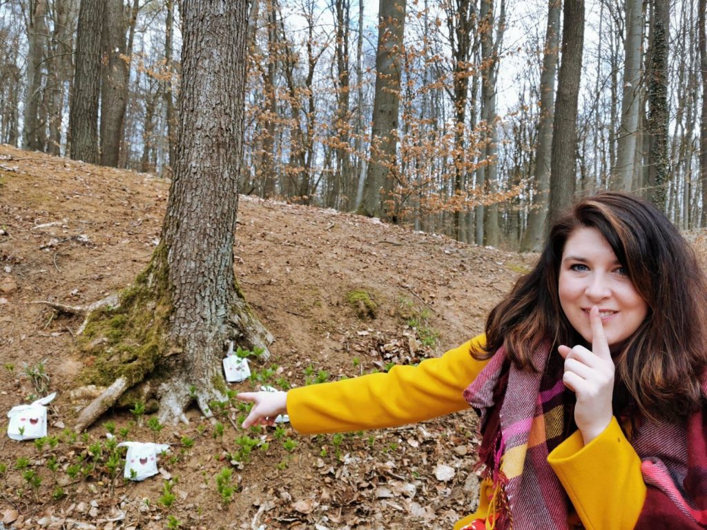 Nadine Gräml von der KoJA auf Schnitzeljagd am Mariahilfberg. Foto © Thomas Gräml (privat)