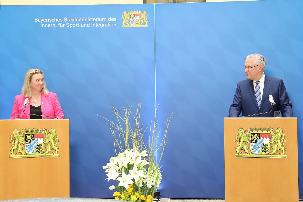 Innenminister Herrmann und Verkehrsministerin Schreyer stellen das neue Verkehrssicherheitsprogramm 2030 vor Bild Urheber: Bayerisches Innenministerium