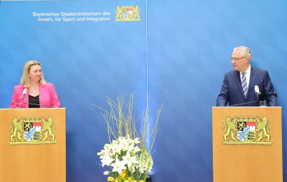 Innenminister Herrmann und Verkehrsministerin Schreyer stellen das neue Verkehrssicherheitsprogramm 2030 vor Bild Urheber: Bayerisches Innenministerium