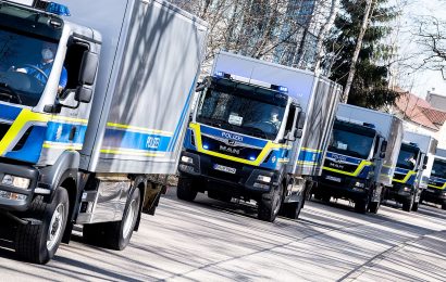 Herrmann schickt 13 Lkw auf die Reise – Bayerische Polizei übergibt EDV und Büroausstattung