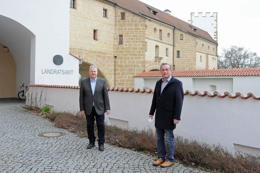 Die Chemie stimmt zwischen Landrat Richard Reisinger und dem Poppenrichter Bürgermeister Hermann Böhm (v.li.) Foto: Christine Hollederer