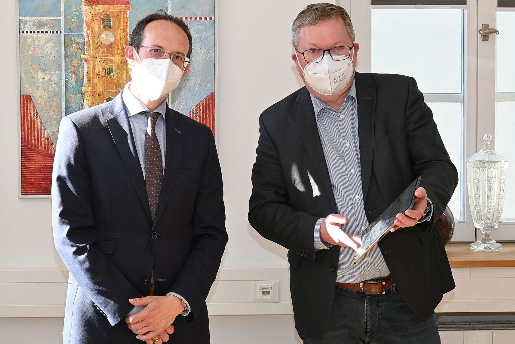 Dr. Ingo Kindler, der neue Leiter des IT-Servicezentrums der bayerischen Justiz, (links) bei seinem Antrittsbesuch bei Oberbürgermeister Michael Cerny im Rathaus Foto: Susanne Schwab, Stadt Amberg