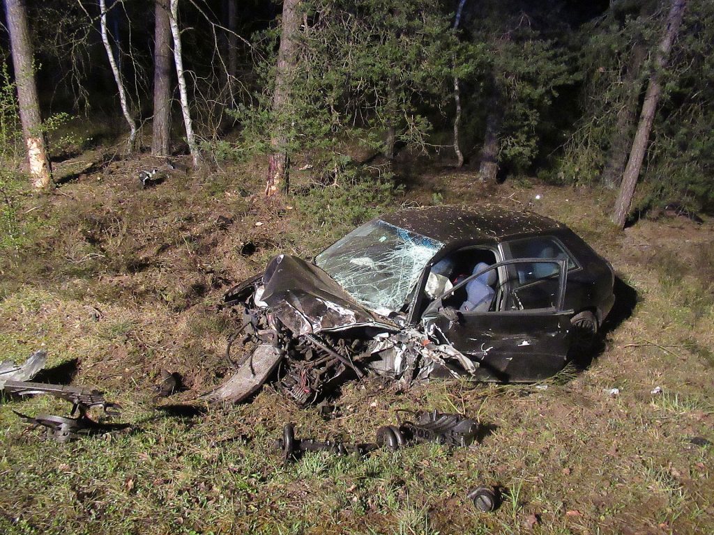 Das Fahrzeug prallte mit über 100km/h gegen einen Baum Foto: Polizei Amberg