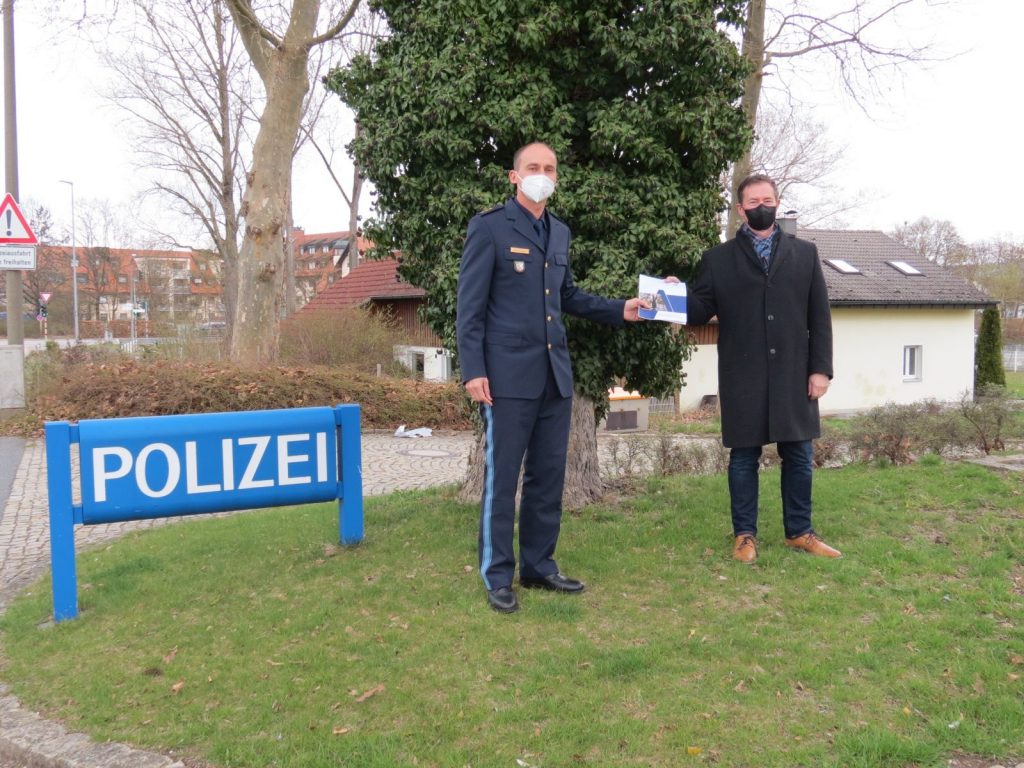 PD Danninger und OB Thumann bei der Überreichung des Sicherheitsberichts 2020 für das Stadtgebiet Foto: © Käsewieter, PI Neumarkt