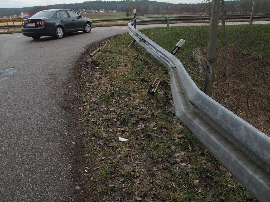Die Leitplanke wurde schwer beschädigt. Die Polizei ermittelt wegen Unfallflucht Foto: Polizei Sulzbach-Rosenberg