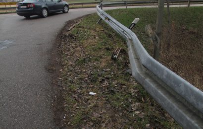 Die Leitplanke wurde schwer beschädigt. Die Polizei ermittelt wegen Unfallflucht Foto: Polizei Sulzbach-Rosenberg