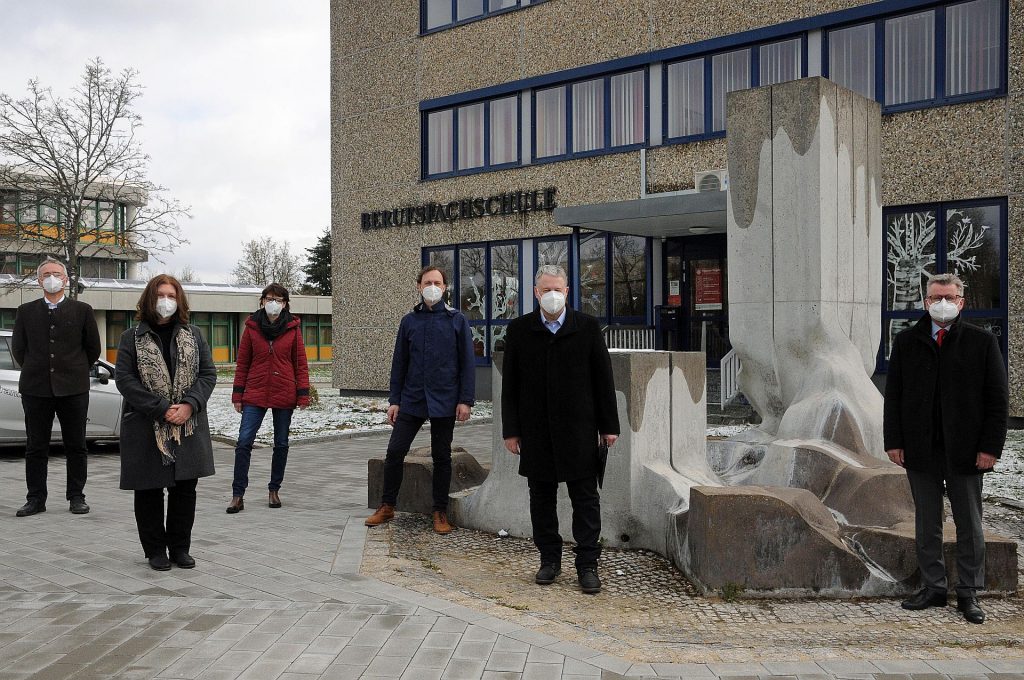 Vor dem Gebäude der Berufsfachschule in der Dieselstraße, wo die Fach-akademie starten wird, trafen sich die Beteiligten zur Vorstellung: Von links MdL Harald Schwartz, Berufsschul-Leiterin Oberstudiendirektorin Sabine Fersch, die Berufsfachschul-Chefin Studiendirektorin Claudia Hanft, der künftige Fachakademie-Bereichsleiter  Oberstudienrat Guido Schwarz-mann, Landrat Richard Reisinger und Bürgermeister Michael Göth Foto: Christine Hollederer