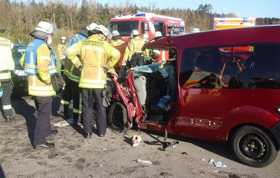 Schwerer Verkehrsunfall auf der AS30 zwischen Immenstetten und Raigering