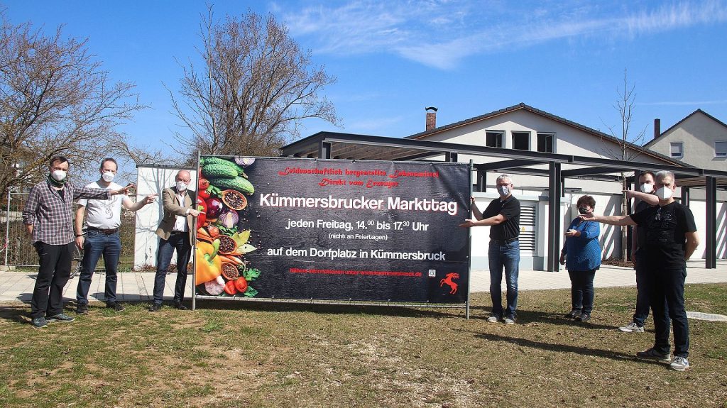 Bürgermeister Roland Strehl, Wolfgang Roggenhofer und die Marktbeschicker freuen sich auf den ersten Markttag in Kümmersbruck Foto: © Pressedienst Wagner