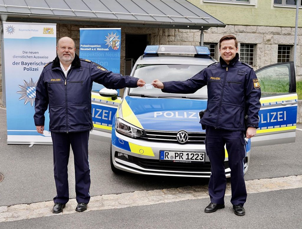 Polizeipräsident Zink übergibt den neuen Dienstausweis an POK Paukner Quelle: Polizeipräsidium Oberpfalz/fb