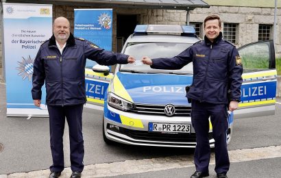 Polizeipräsident Zink übergibt den neuen Dienstausweis an POK Paukner Quelle: Polizeipräsidium Oberpfalz/fb