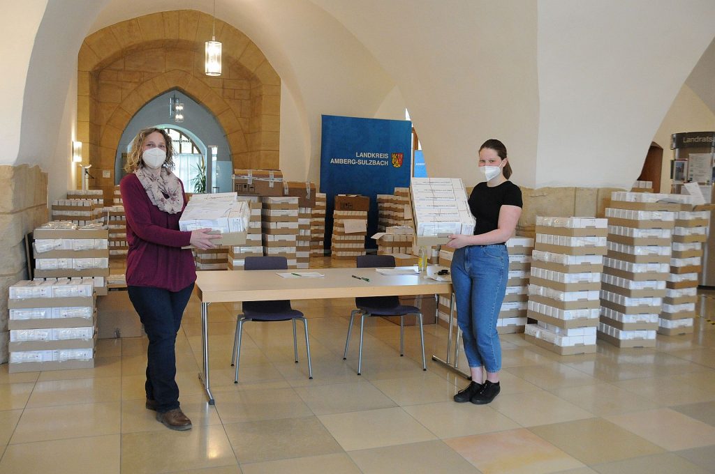 Ruhe vor dem Sturm für Silke Kunz und Anna-Lena Hörl (v.li.): Das Foyer des Landratsamtes Amberg-Sulzbach wurde am Donnerstagvormittag kurzerhand zur Ausgabestelle für Selbsttests umfunktioniert. Vertreter der Schulen konnten hier ihre vorbereiteten Päckchen abholen Foto: Christine Hollederer