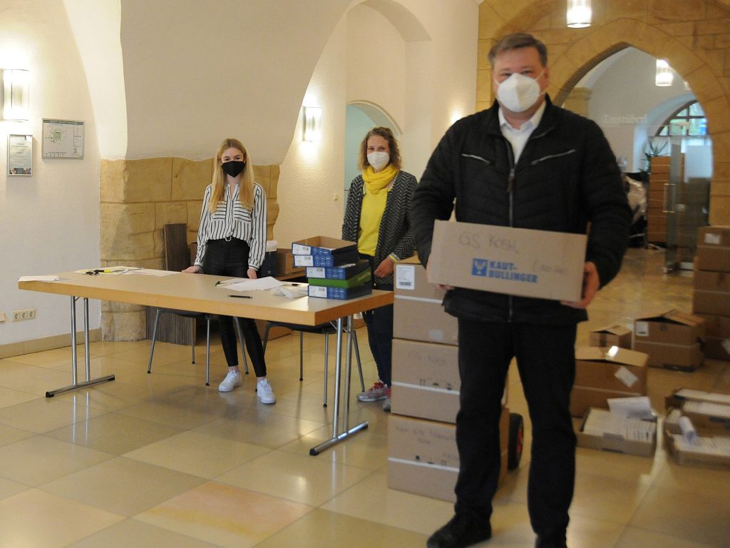 Stefan Braun, Bürgermeister und stellvertretender Landrat, holte die Tests für die Seyfried-Schweppermann-Schule und den Kindergarten Marienheim in der Marktgemeinde Kastl ab. Im Hintergrund die Landratsamt-Mitarbeiterinnen Sina Hartmann und Silke Kunz (v.li.) Foto: Christine Hollederer